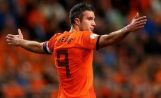 网球赛场焦点！美国队对阵俄罗斯队，意外判罚引发热议，比赛氛围紧张